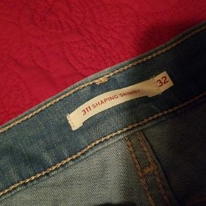 311 Levi's Shaping Skinny Jeans